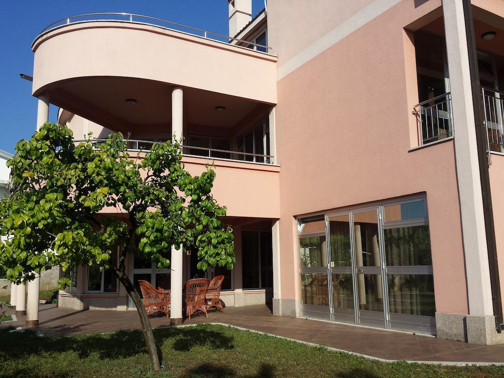 Apartments Seafront Villa Pula Exteriör bild